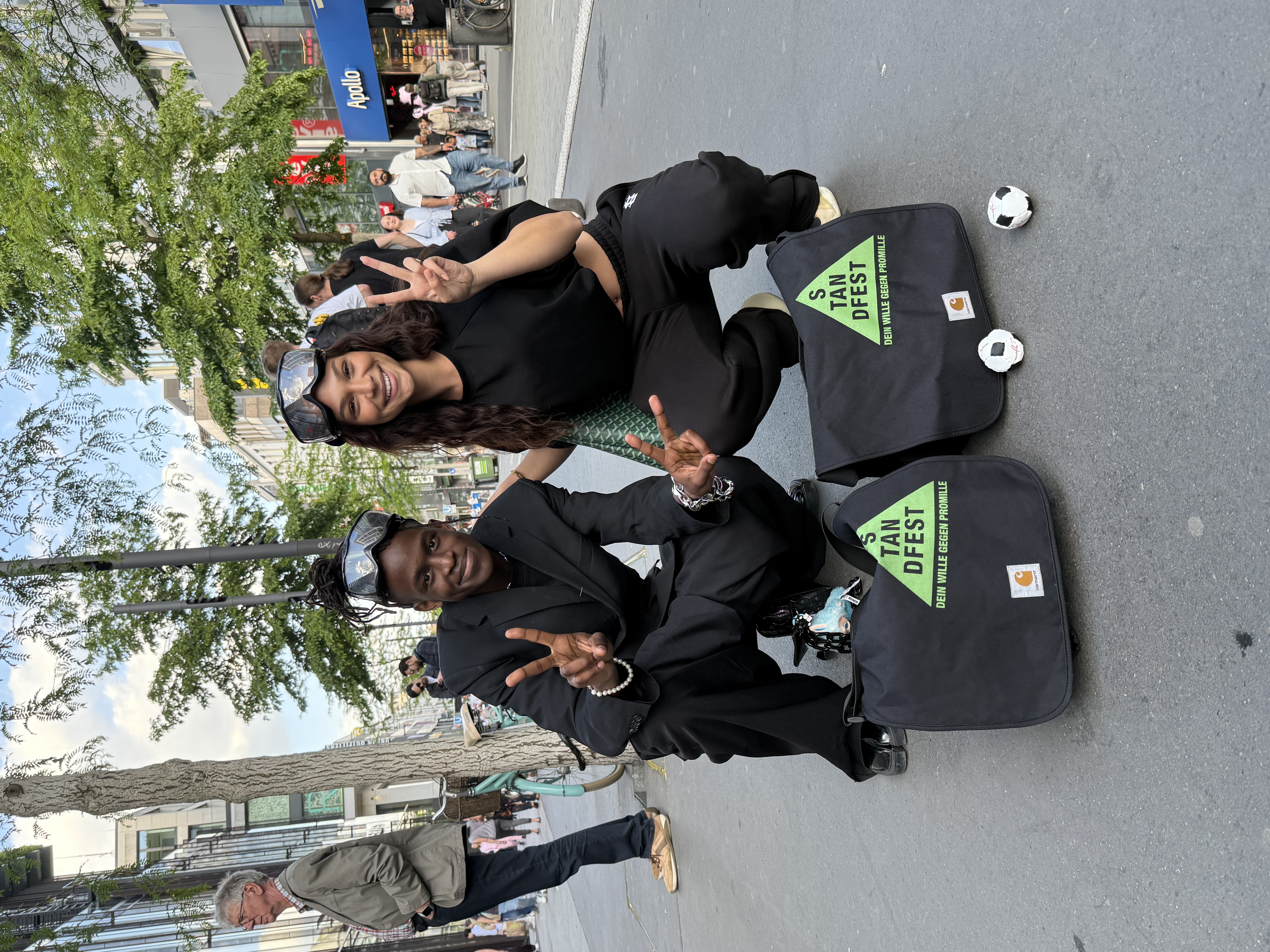 Bei unseren Einsätzen gibt es einen Parkour mit „Rauschbrillen“.  Hier sehen wir zwei Jugendliche, die grade den Parcours durchlaufen haben.  