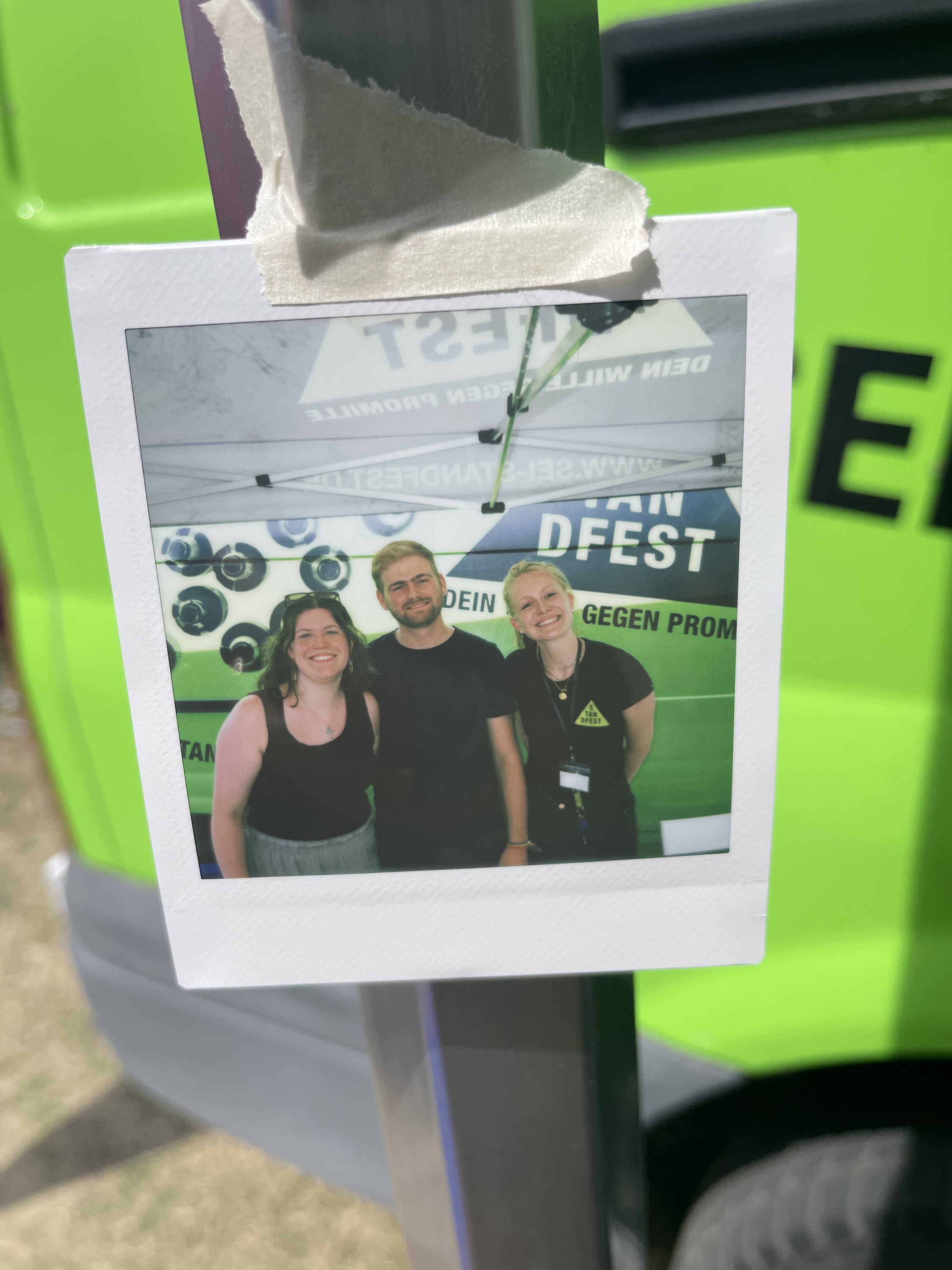 Ein Teil unseres Ehrenamt-Teams beim CSD 2025 – Spaß bei der Arbeit ist wichtig! 